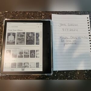 Kindle Oasis 10th Gen 8gb with 2 cases and screen protectors- no ads!